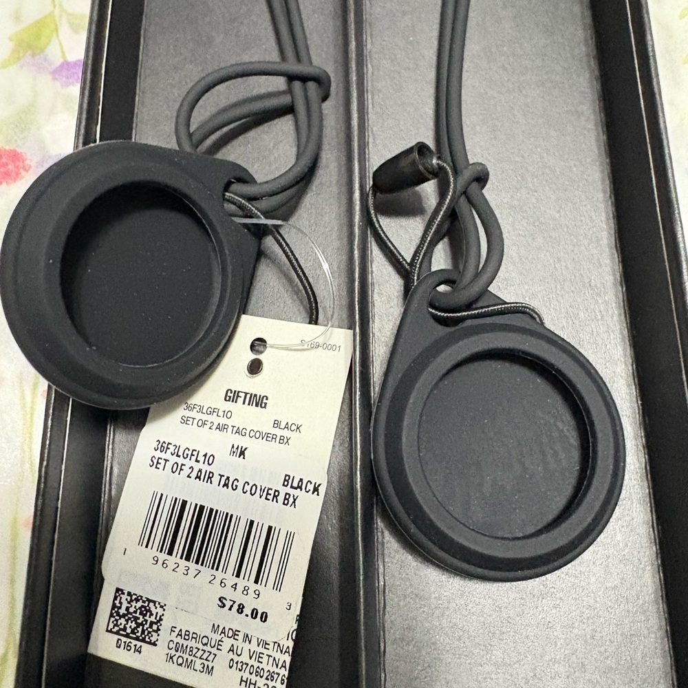 Michael Kors Black   AirTag Cover Set